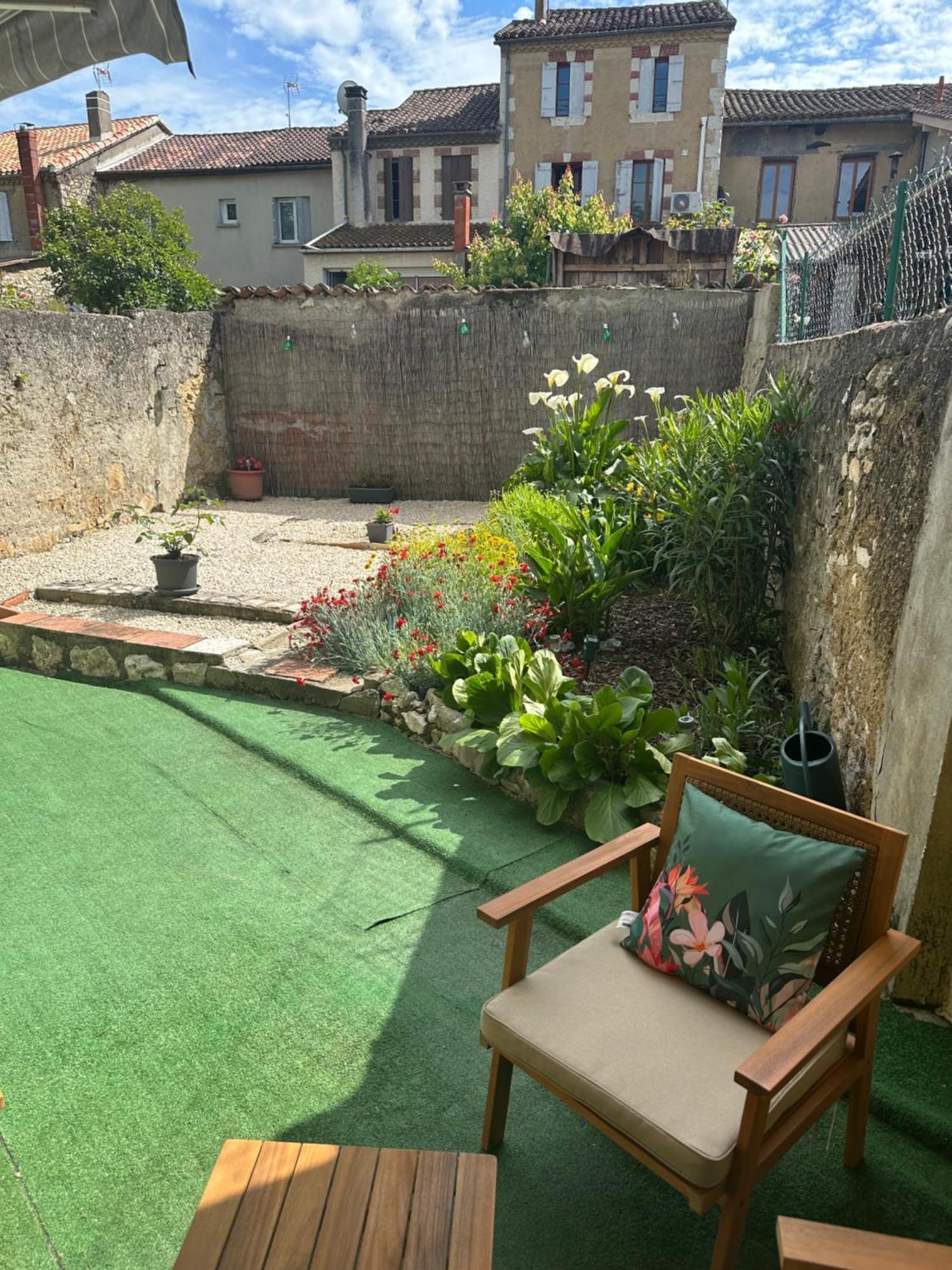 Appartement En Rez De Jardin Tout Equipe Fleurance Exterior photo